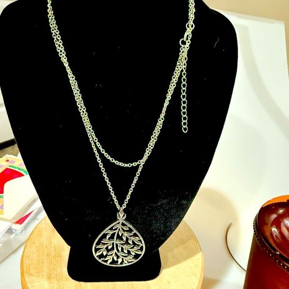 Elegant Silver Pendant Necklace - Picture 1 of 3